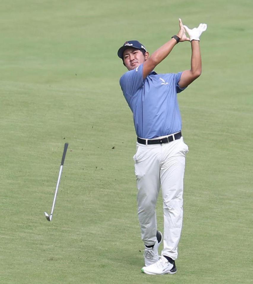 　１２番、第２打がグリーンからこぼれ、クラブを放る金谷拓実（撮影・佐々木彰尚）