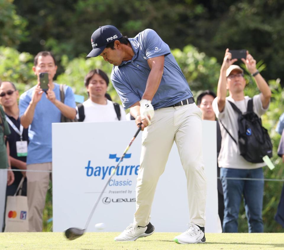 　２番、ティーショットを放つ金谷拓実（撮影・佐々木彰尚）