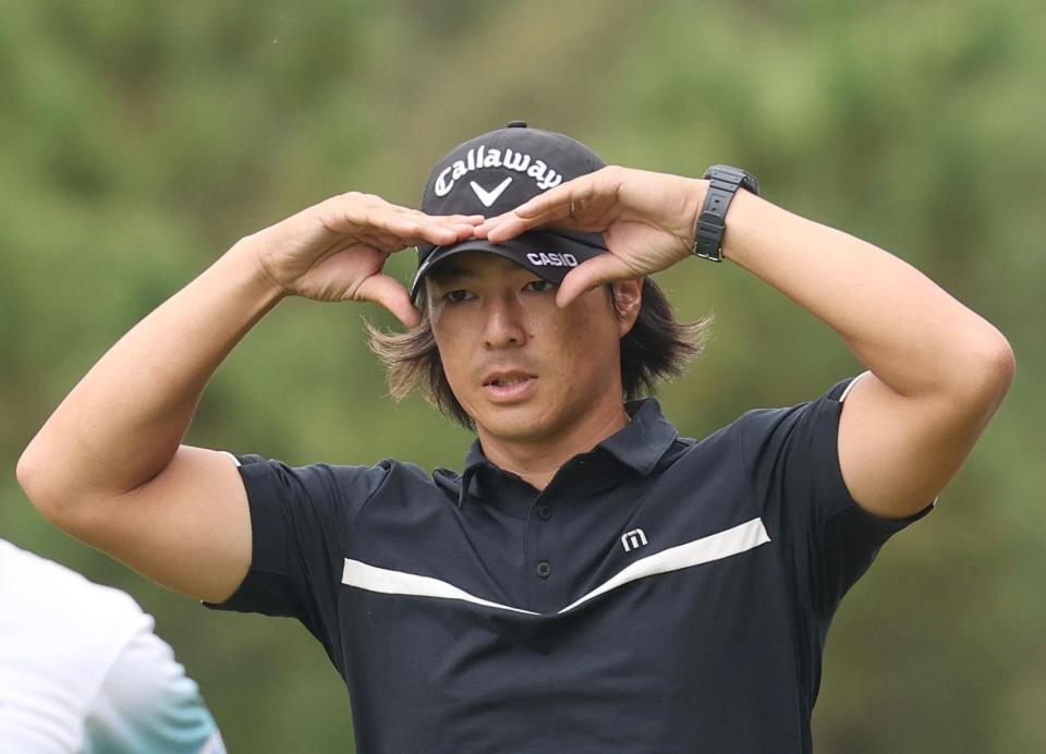 　１５番、第２打地点に向かう石川遼（撮影・佐々木彰尚）