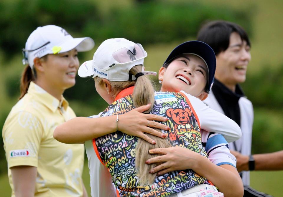 　優勝し、笑顔で抱き合う河本結（右から２人目）