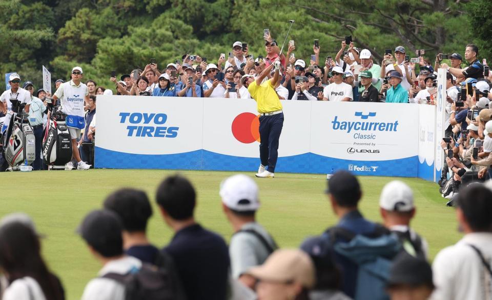 　１５番、大勢のギャラリーが見守る中、ティーショットを放つ松山英樹（撮影・佐々木彰尚）