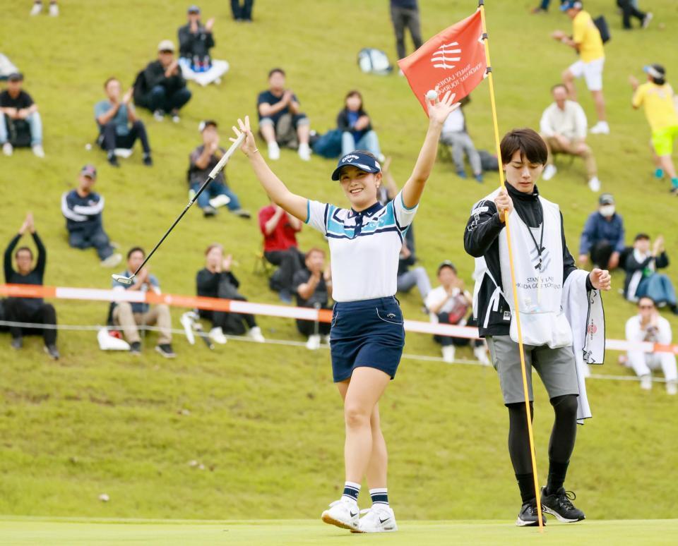 　最終日、１８番でウイニングパットを決め、笑顔を見せる河本結