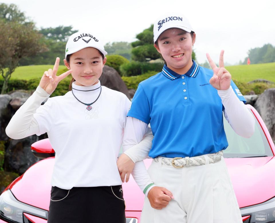 　赤穂未来（左）と笑顔を見せるベストアマチュアの岩永杏奈