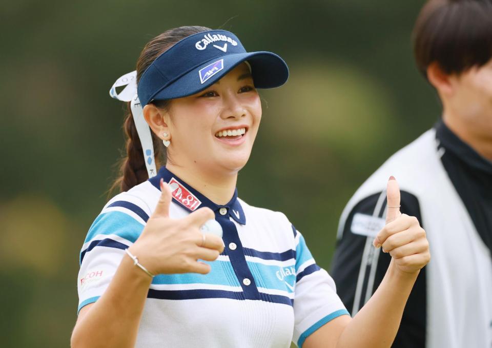 　最終日、１６番でバーディーを決め、笑顔を見せる河本結