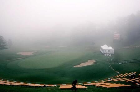 　最終日　濃霧の影響でスタート時間が遅れるスタンレーレディスホンダゴルフトーナメント