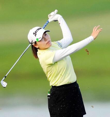 　プレーオフの５ホール目でショットを放つ勝みなみ。ジーノに敗れ、米ツアー初優勝を逃した（共同）