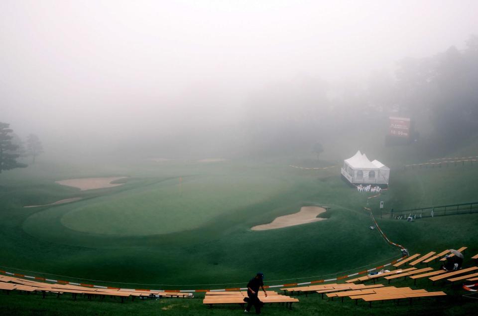 　最終日　濃霧の影響でスタート時間が遅れるスタンレーレディスホンダゴルフトーナメント