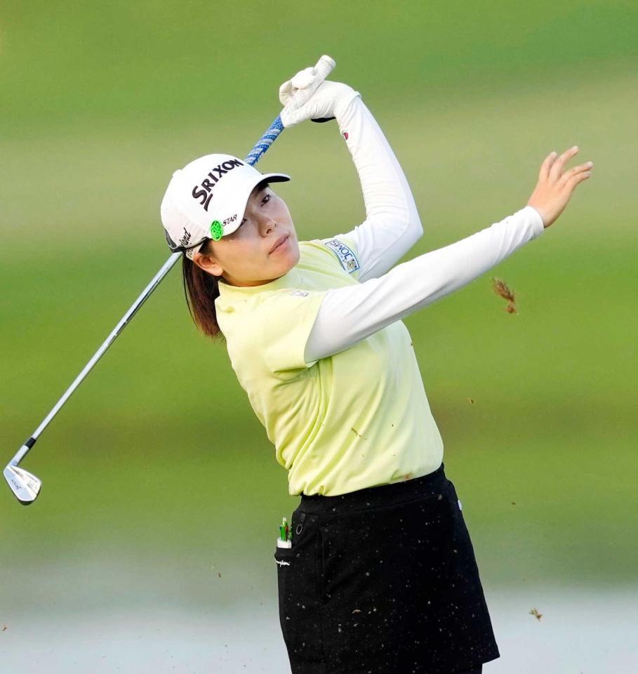 　プレーオフの５ホール目でショットを放つ勝みなみ。ジーノに敗れ、米ツアー初優勝を逃した（共同）