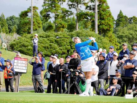 ２０歳の新星４位タイ発進に笑顔、菅楓華「あす以降も結構攻められる」女子ゴルフ