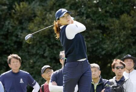 　第１日、３番でティーショットを放つ渋野日向子。６アンダーで首位