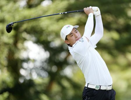 　第２日、通算３アンダーで首位の金子駆大＝日光ＣＣ