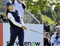 　１番のティーショットを打ち終える渋野日向子