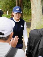 　６番でチップインバーディーを決め、ギャラリーの声援に笑顔で応じる渋野日向子