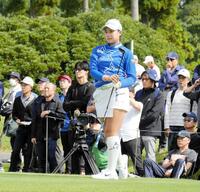 　８番でティーショットの行方を確認する菅楓華