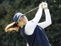 　第１日、３番でティーショットを放つ渋野日向子。６アンダーで首位