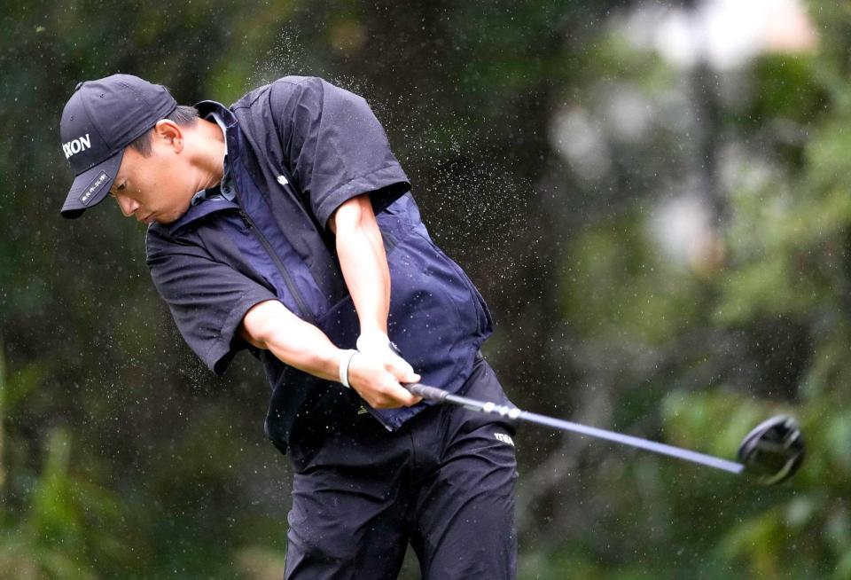 　１１番でティーショットを放つ岡田晃平