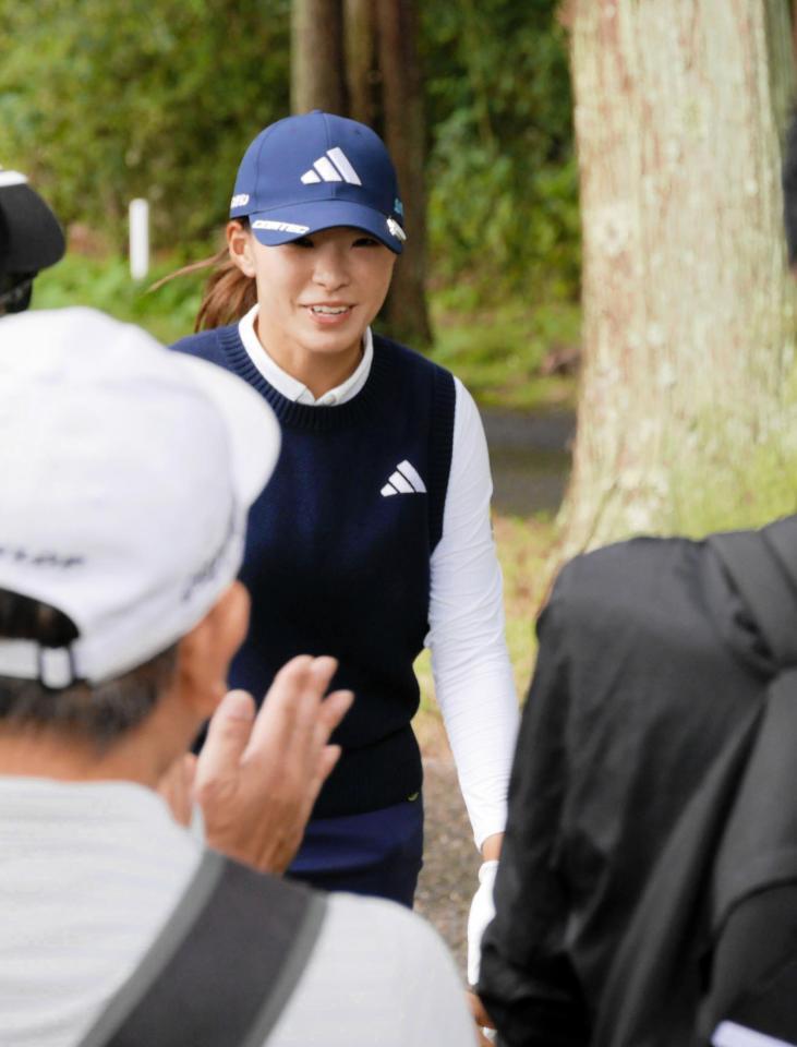 　６番でチップインバーディーを決め、ギャラリーの声援に笑顔で応じる渋野日向子