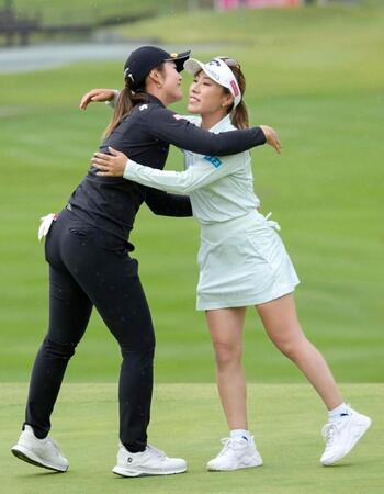 　最終日、優勝し渡辺彩香（左）に祝福される木村彩子