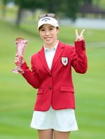 　通算１２アンダーで優勝した木村彩子