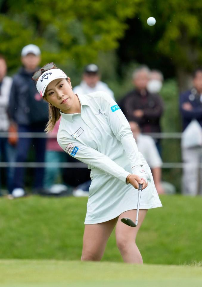 　最終日、１８番でアプローチショットを放つ木村彩子。通算１２アンダーで優勝した