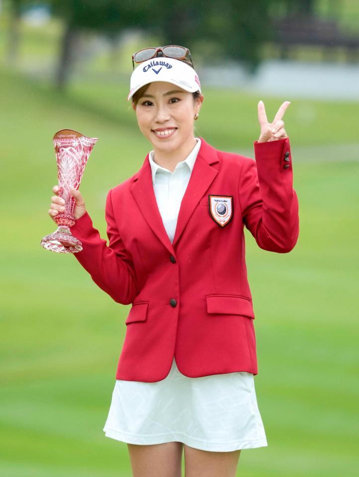 　通算１２アンダーで優勝した木村彩子