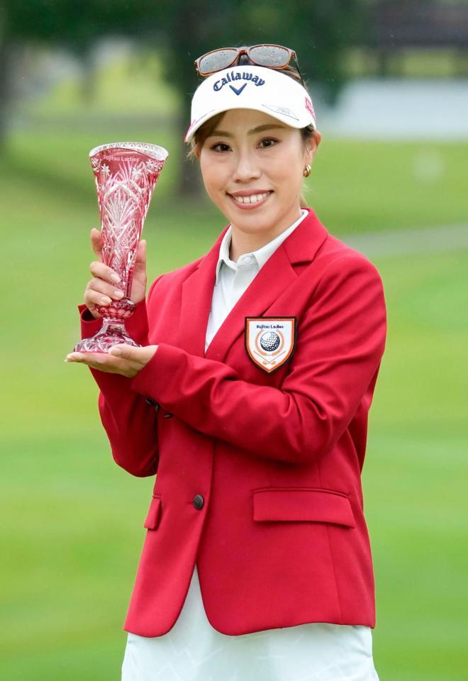 　通算１２アンダーで優勝した木村彩子