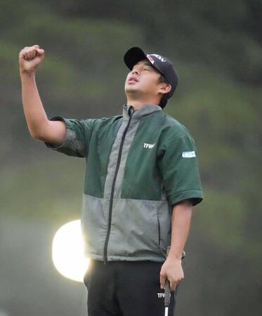 　原敏之とのプレーオフを制して優勝し、拳を握る片岡尚之　