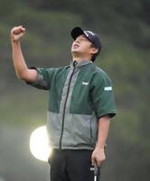 　原敏之とのプレーオフを制して優勝し、拳を握る片岡尚之　