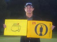 　来年のマスターズ（左）と全英オープンのピンフラッグを手にする