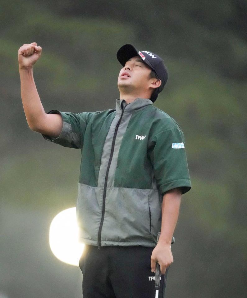 　原敏之とのプレーオフを制して優勝し、拳を握る片岡尚之　