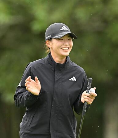 　笑顔を見せる渋野日向子（撮影・西田忠信）