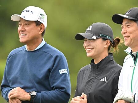 　原辰徳氏（左）と同組でラウンドした渋野日向子（撮影・西田忠信）