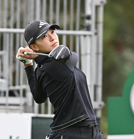 　ティーショットを放つ渋野日向子（撮影・西田忠信）