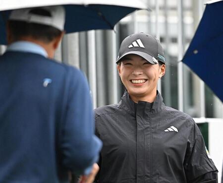 　ティーグラウンドで笑顔を見せる渋野日向子（撮影・西田忠信）