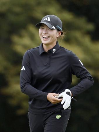 　調整で笑顔を見せる渋野日向子＝マスターズＧＣ