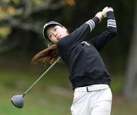 　２番、ティーショットを放つ日比野邑香（撮影・中田匡峻）