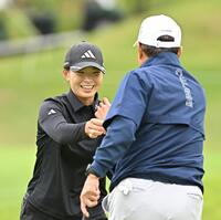 　９番グリーンで笑顔を見せる渋野日向子（撮影・西田忠信）