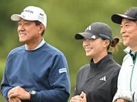 　原辰徳氏（左）と同組でラウンドした渋野日向子（撮影・西田忠信）