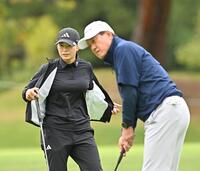 　原辰徳氏（右）と同組でラウンドした渋野日向子（撮影・西田忠信）