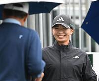 　ティーグラウンドで笑顔を見せる渋野日向子（撮影・西田忠信）