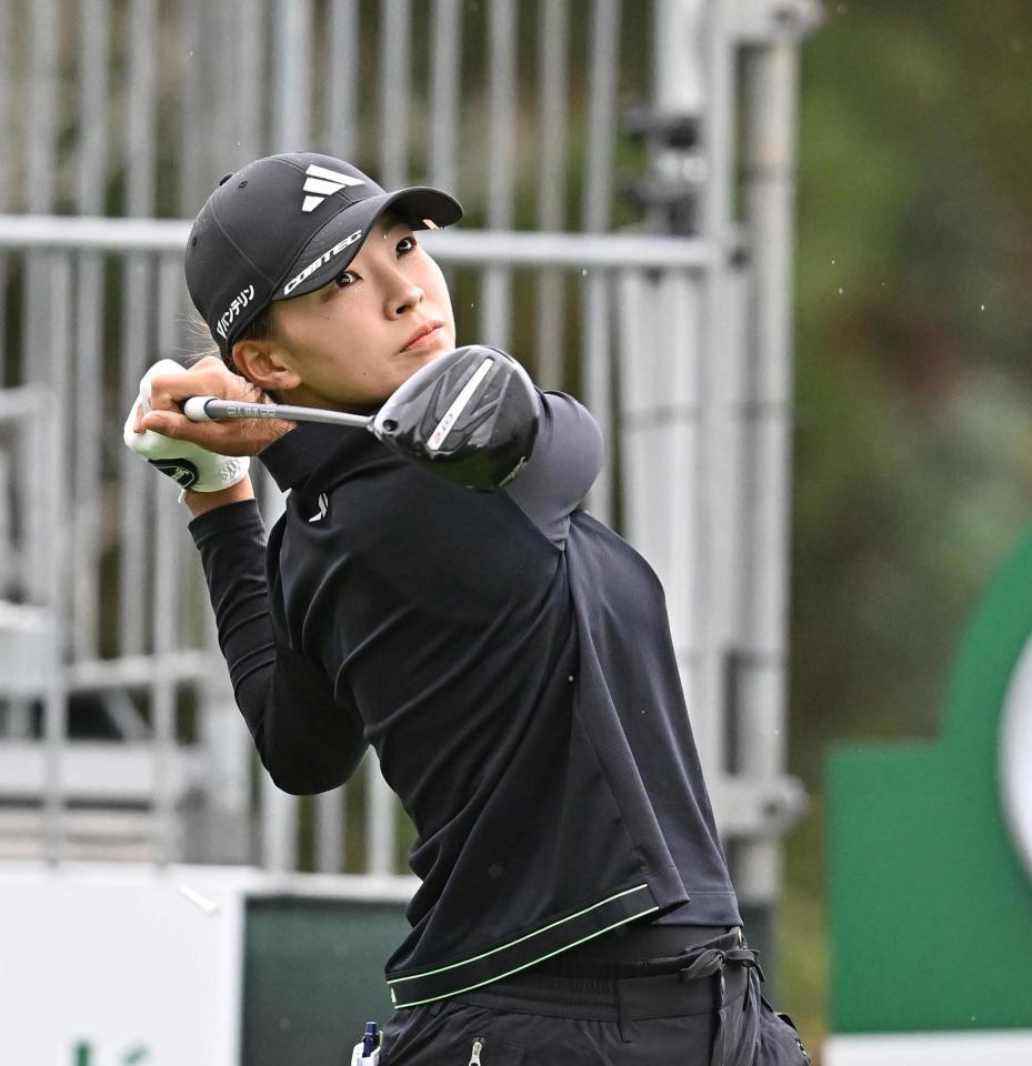 　ティーショットを放つ渋野日向子（撮影・西田忠信）