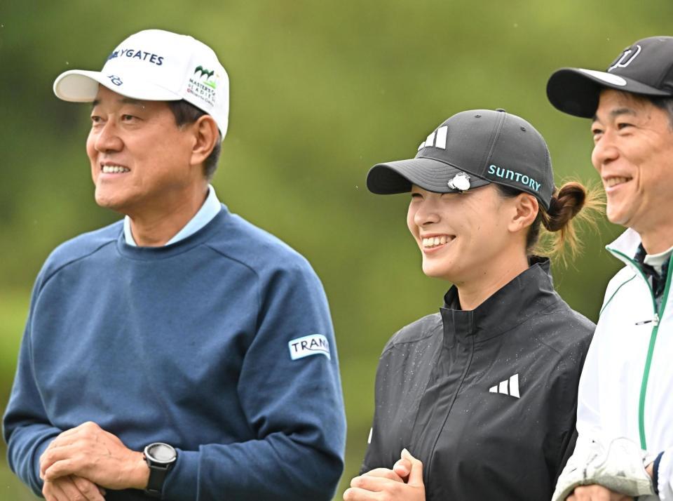 　原辰徳氏（左）と同組でラウンドした渋野日向子（撮影・西田忠信）