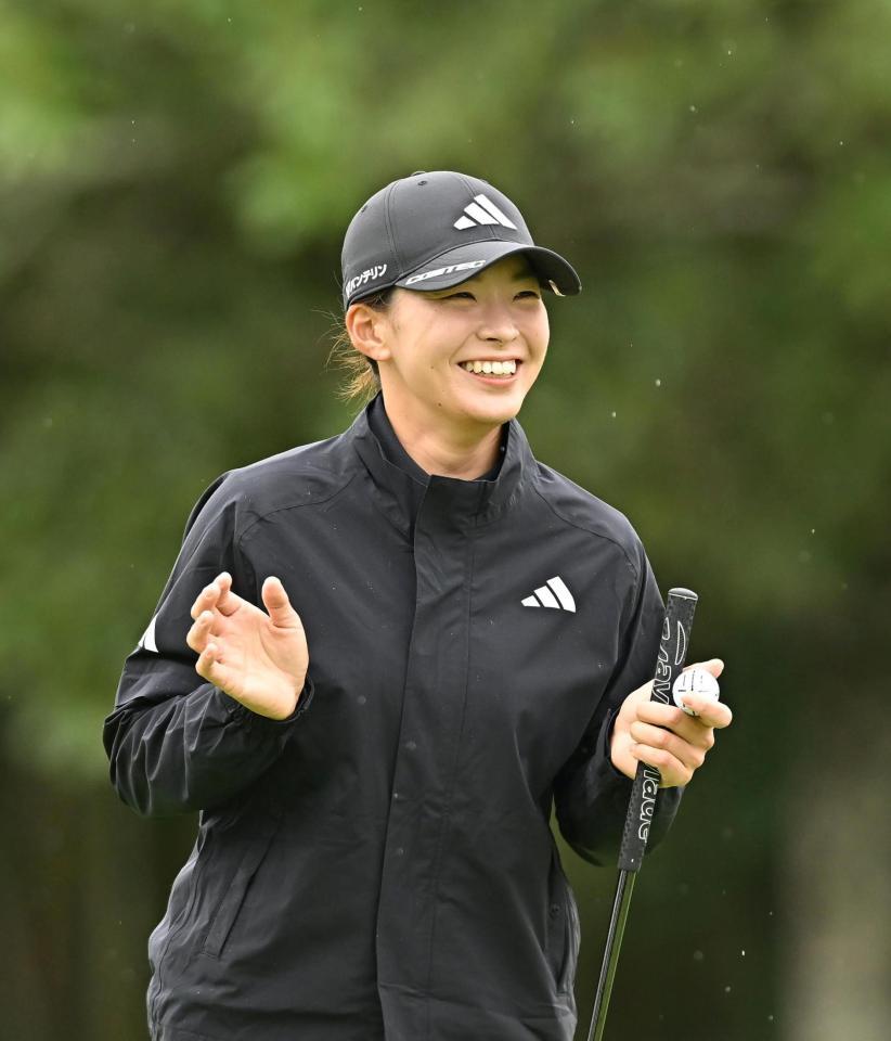 　笑顔を見せる渋野日向子（撮影・西田忠信）