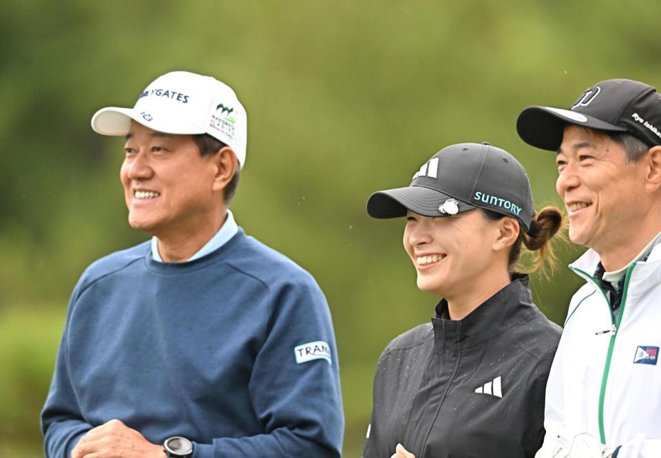 　ラウンド前に原辰徳氏（左）と笑顔を見せる渋野日向子（撮影・西田忠信）