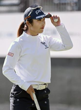 　第１日、１８番でパーパットを決めた佐久間朱莉。６アンダーで首位＝マスターズＧＣ