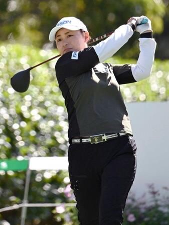 　１５番でティーショットを放つ横峯さくら