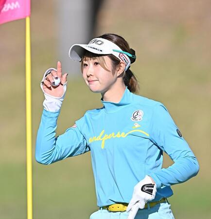 　１０番、ギャラリーの声援に応える都玲華（撮影・西田忠信）