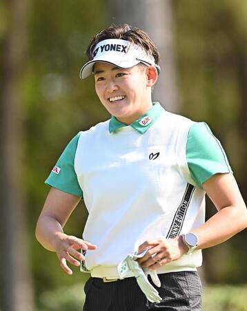 　９番、笑顔でラウンドする岩井明愛（撮影・西田忠信）