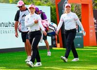 　第１ラウンド、１番で移動する山下美夢有（手前左）と竹田麗央（同右）＝新朝鮮ＣＣ（共同）