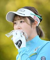 　１１番、おにぎりを食べながらラウンドする都玲華（撮影・西田忠信）